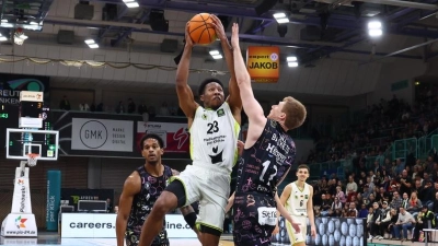 Die Leistungsträger des BBC Bayreuth (im Bild KeVaughn Allen, am Ball, im Hinspiel Ende Dezember 2025) sind gefordert, um bei den Uni Baskets Münster den zehnten Saisonsieg zu holen. (Foto: BBC Bayreuth/Peter Kolb)