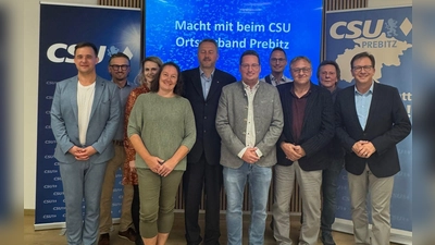 Dr. Lars Peetz (Landratskandidat), Tobias Teufel, Katharina Teufel, Andrea Regner, Stefan Regner (neuer Ortsvorsitzender), Jörg Teufel (Bürgermeister Gemeinde Prebitz), Alexander Teufel, Peter Senfft, Günther Raimund, Franc Dierl (Kreisvorsitzender CSU Bayreuth-Land) (Foto: CSU Bundeswahlkreis Bayreuth)