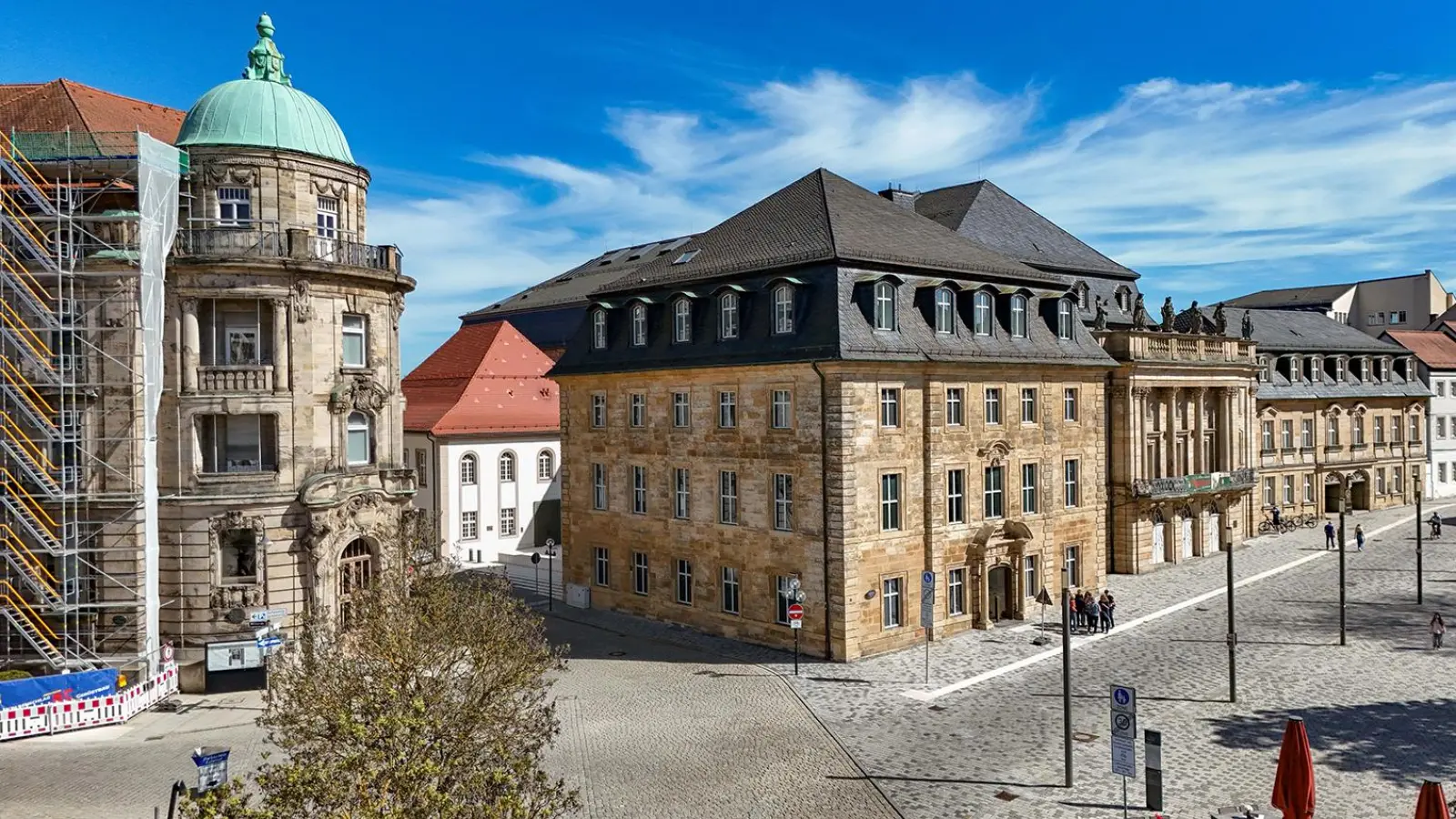 Das Redoutenhaus, das Markgräfliches Opernhaus und das Stadtsparkassemgebäude prägen mit ihren historischen Fassaden das Bild der Opernstraße. (Foto: gmu)