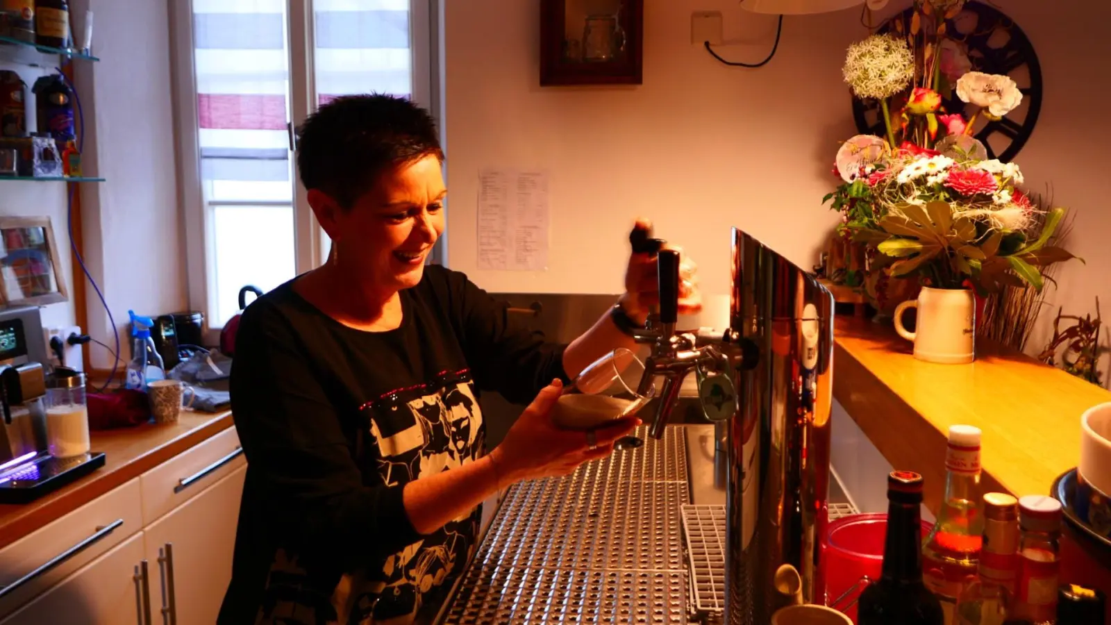 Zapfen macht Spaß, der Umgang mit Google Ärger. Bettina Mehl, die neue Pächterin in Obernsees.  (Foto: Horst Mayer)