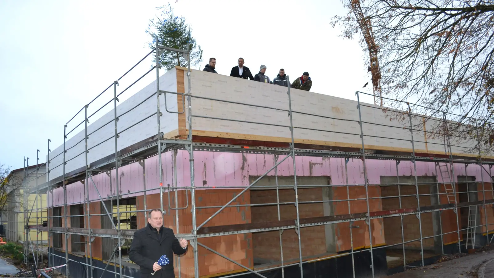 Bürgermeister Christian Porsch begrüßte zum Richtfest der Offenen Ganztagsschule zahlreiche Gäste. (Foto: uf)