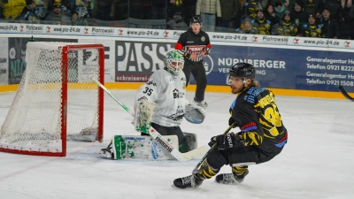 Stürmer Sam Verelst (rechts, hier beim Heimsieg gegen den späteren Oberligameister und Aufsteiger Bietigheim Steelers) bleibt weiter eine feste Größe im Team der onesto Tigers Bayreuth. (Foto: Archiv/sd)