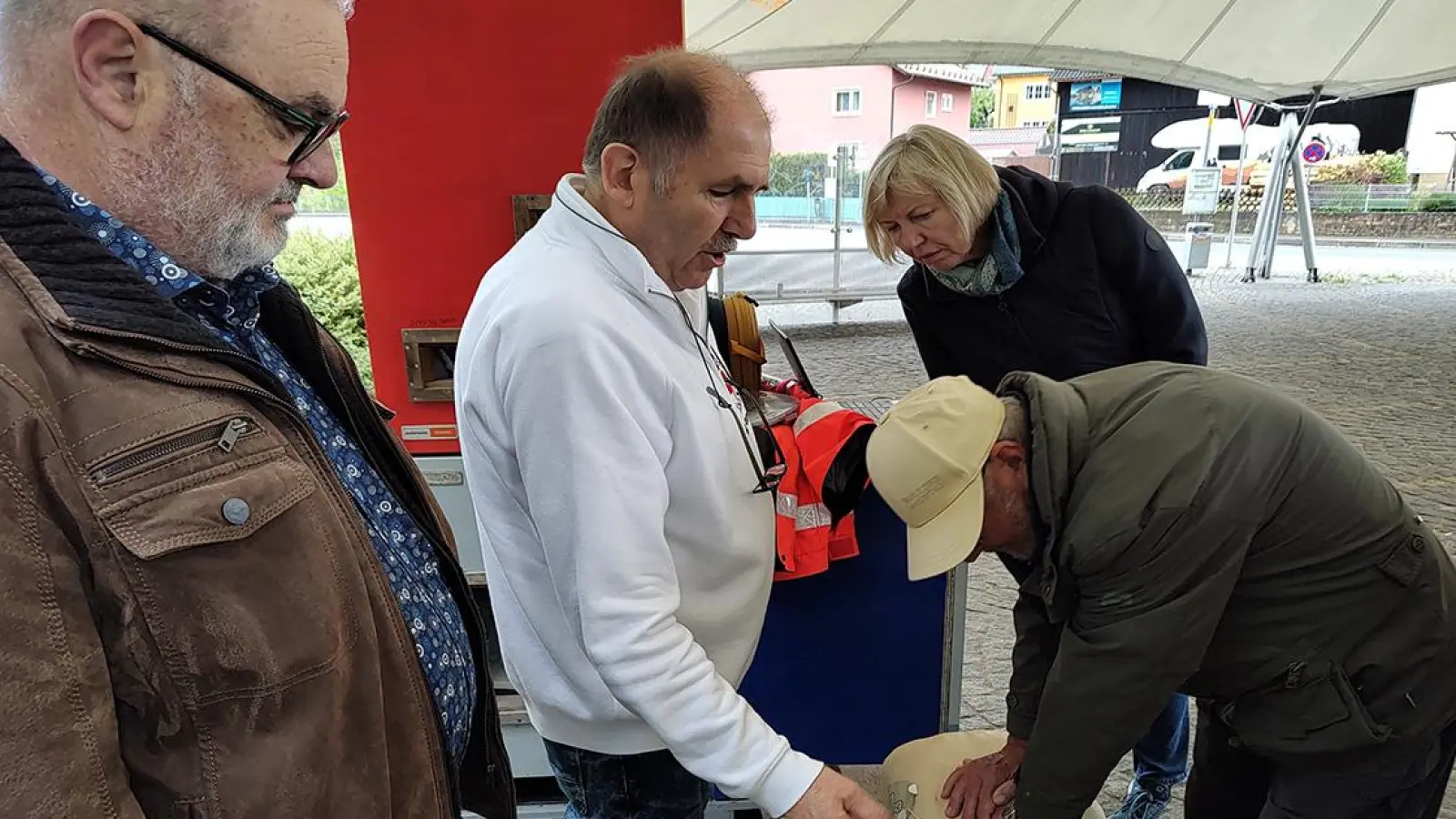 V.l. Vorsitzender Siedlergemeinschaft Thomas Brenner und vom BRK Kreisverband Bayreuth Karl Bernet vom BRK Kreisverband Bayreuth bei der Einweisung interessierter Bürger. (Foto: red)
