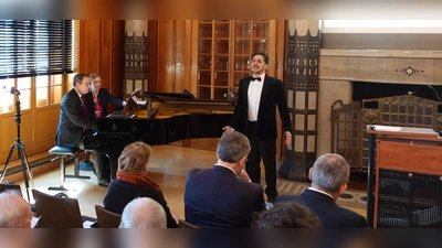 Regierungspräsident Florian Luderschmid fungierte nicht nur als Gastgeber und begrüßte die Gäste, sondern trug auch als Pianist zum musikalischen Rahmenprogramm bei. (Foto: WoMu)