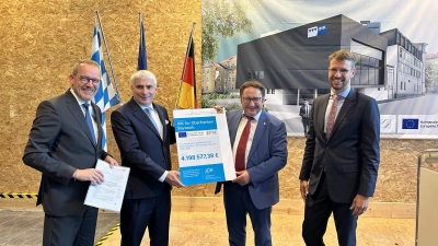 Übergabe des Fördermittelbescheids mit (v.l.) IHK-Hauptgeschäftsführer Wolfram Brehm, IHK-Präsident Dr. Michael Waasner, Staatssekretär Tobias Gotthardt und Dr. Renke Deckarm, geschäftsführender Leiter der EU-Regionalvertretung in München (Foto: IHK ? Gabi Wilfert)