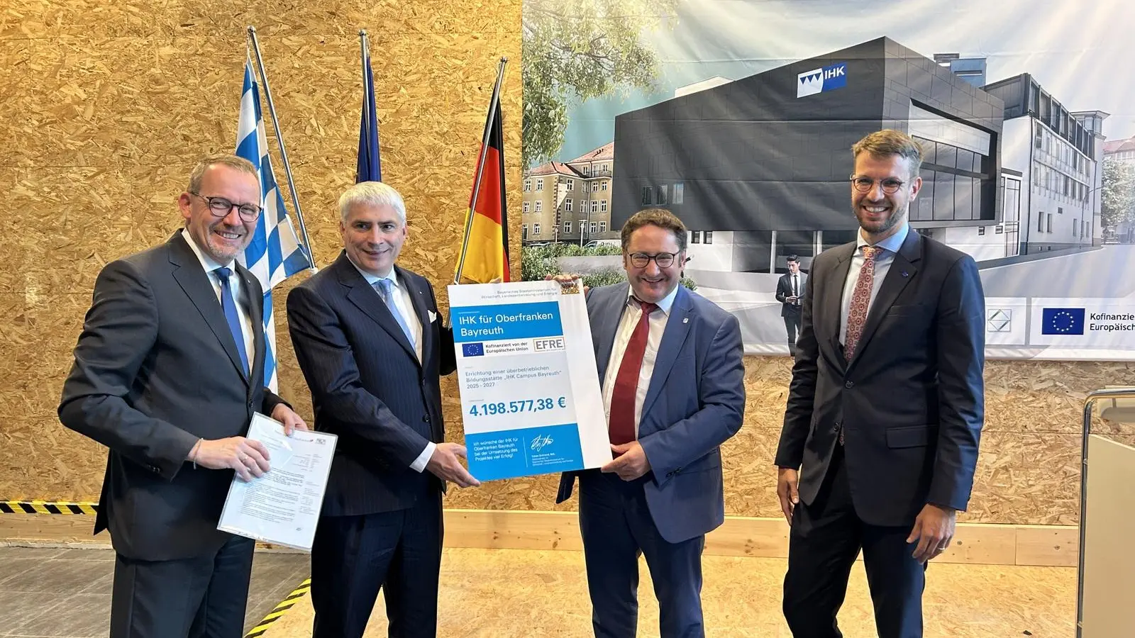 Übergabe des Fördermittelbescheids mit (v.l.) IHK-Hauptgeschäftsführer Wolfram Brehm, IHK-Präsident Dr. Michael Waasner, Staatssekretär Tobias Gotthardt und Dr. Renke Deckarm, geschäftsführender Leiter der EU-Regionalvertretung in München (Foto: IHK ? Gabi Wilfert)