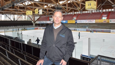 Sportamtsleiter Christian Möckel im Eisstadion. Sommerpause gibt es nur für Eishockey. (Foto: Lenkeit)