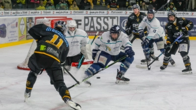 Über weite Strecken der Partie des EHC Bayreuth „brannte” es am heutigen Abend vor dem Tor des Gegners ERSC Ottobrunn. (Foto: sd)