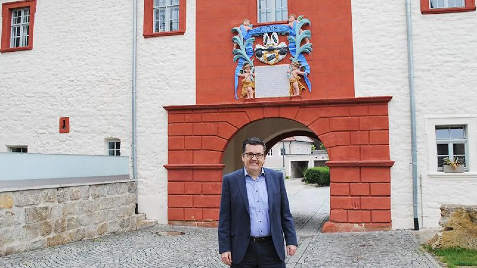 Bürgermeister Gerhard Herrmannsörfer vor dem Emtmannsberger Schloss. (Foto: Jessica Mohr)