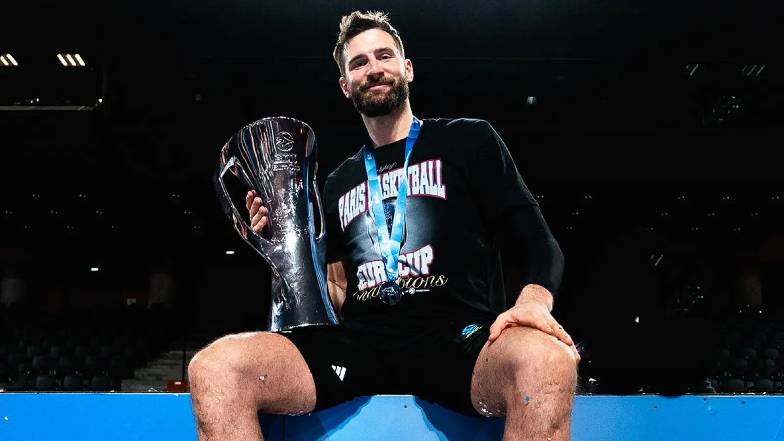 Leon Kratzer mit dem EuroCup. (Foto: Westcoo Paris Basketball)
