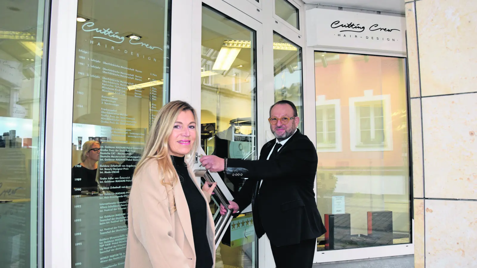 Nach 33 Jahren wird in der Badstraße zugeschlossen: Andreas Nuissl mit Friseurmeisterin Sabine Semertzidis. (Foto: Lenkeit)