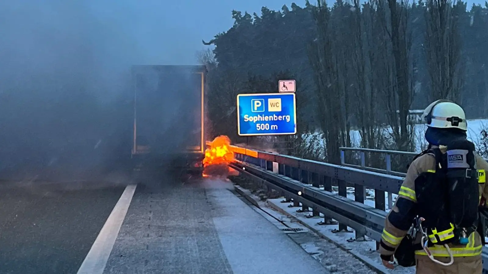 A9 bei Bayreuth: Brennender Lkw am 30. Januar 2023. (Foto: Verkehrspolizei Bayreuth)