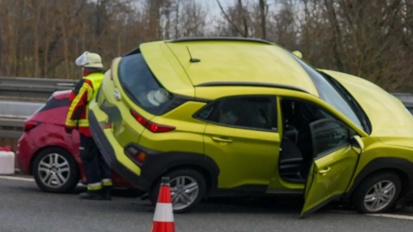 In Fahrtrichtung Nürnberg: Die beiden verunfallten Autos auf der A9 bei Spänfleck (Gemeinde Haag). (Foto: BRK-Kreisverband Bayreuth)