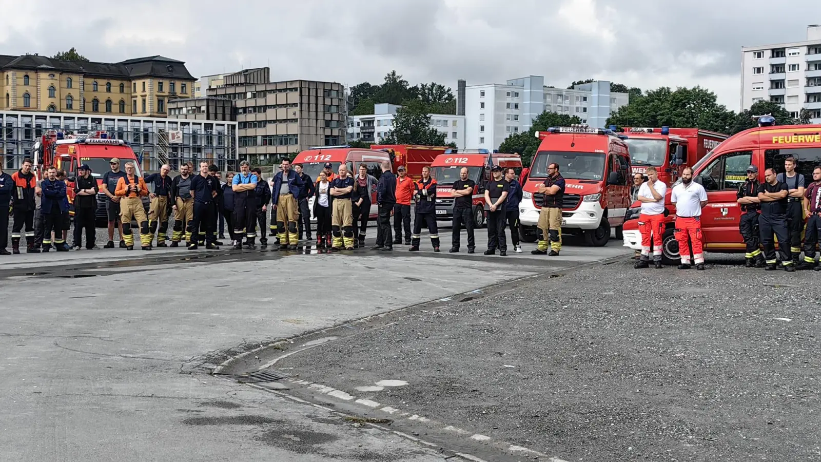 Die Einsatzkräfte sammeln sich auf dem Bayreuther Volksfestplatz (Foto: Stephanie Bleuse)
