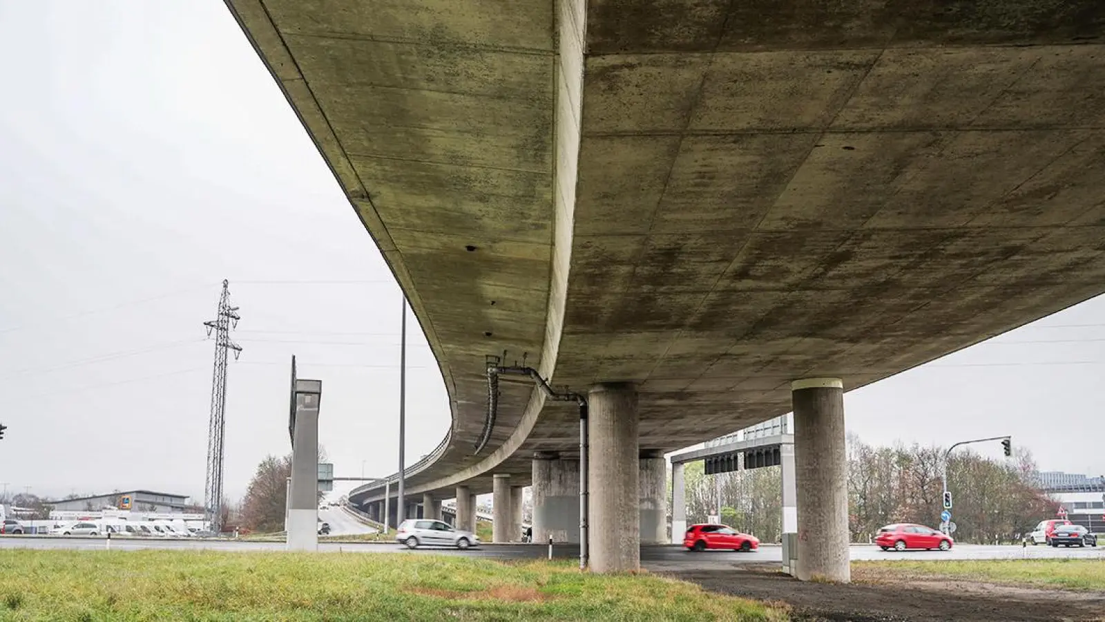 Am Donnerstagabend (9. November 2023) ist die Hochbrücke für den Verkehr stadteinwärts gesperrt. (Foto: Lenkeit)