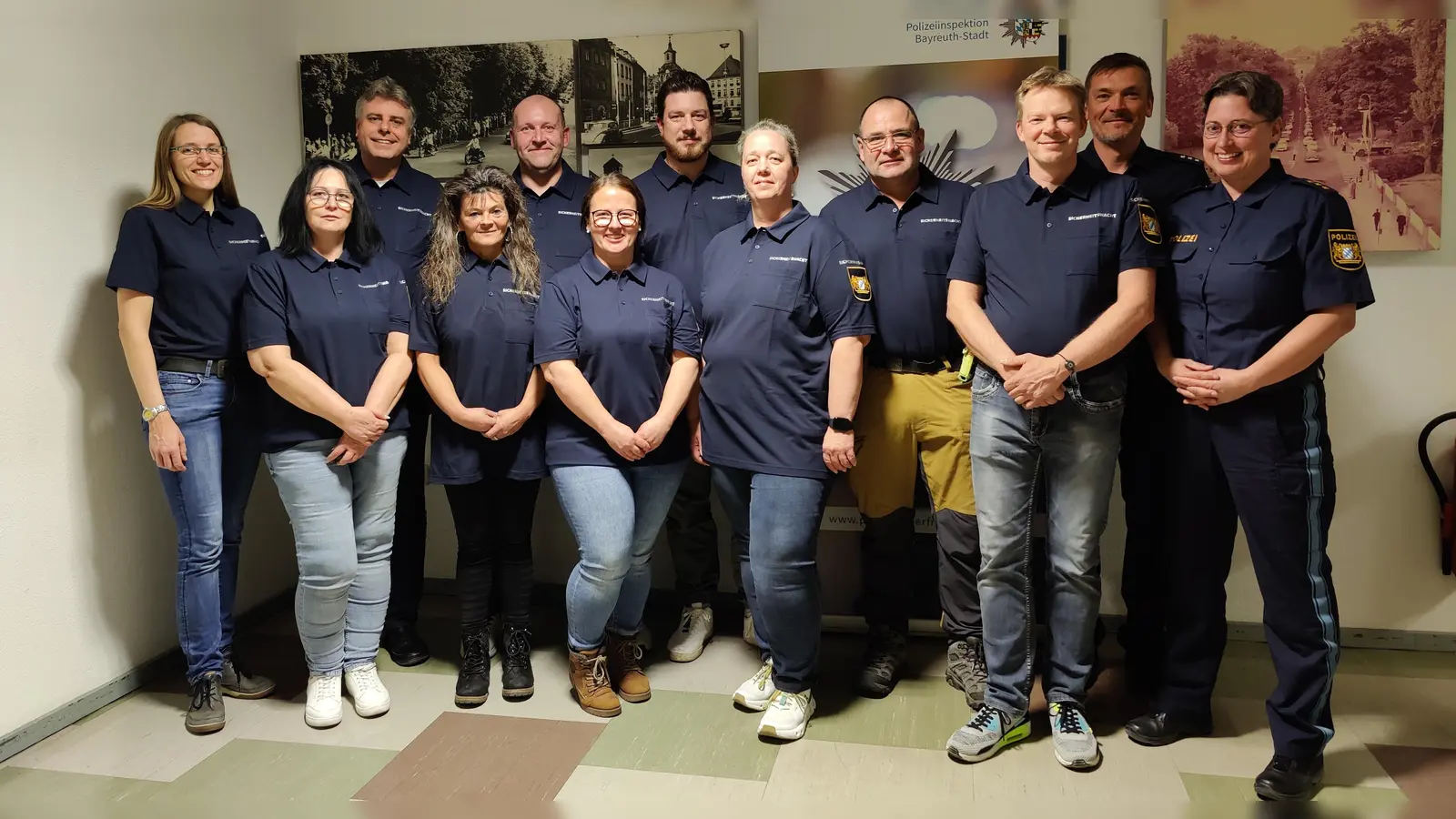 Dienststellenleiterin Polizeidirektorin Christine Götsche (r.)l, Polizeihauptkommissar Heiko Engelhardt (2.v.r.) und die neuen Mitarbeiterinnen und Mitarbeiter der Sicherheitswacht Bayreuth. (Foto: red)