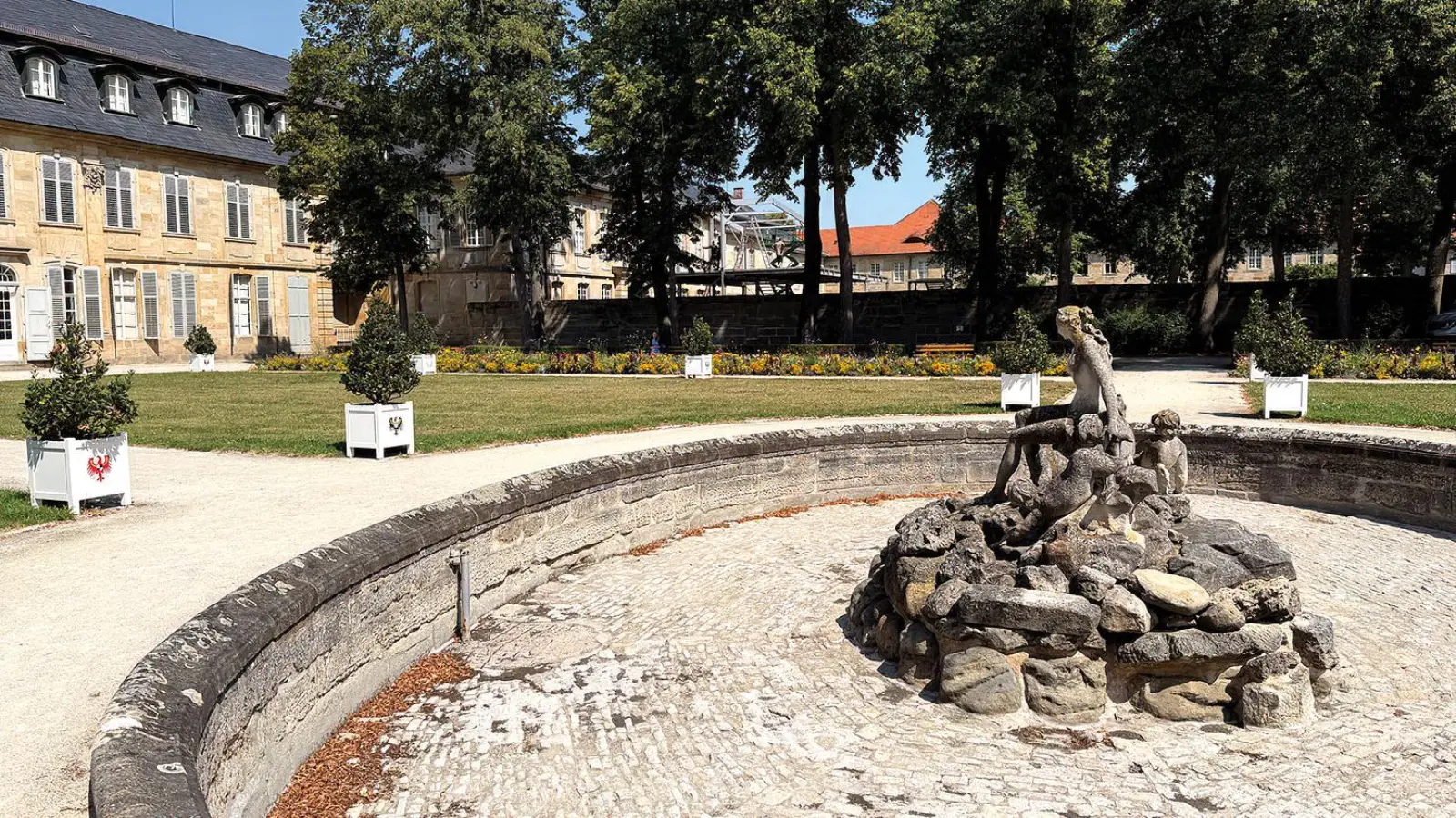 Ohne Wasser: Der Brunnen im Hofgarten vor dem Italienischen Bau des Neuen Schlosses.  (Foto: W. Munzert)