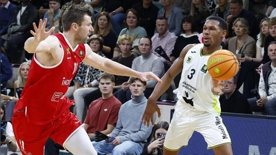 Eine Szene aus dem Hinspiel in Bayreuth: BBC-Mannschaftskapitän Rayshawn Mart (rechts) im Duell mit Robert Oehle von den Artland Dragons. (Foto: BBC Bayreuth/Peter Kolb)