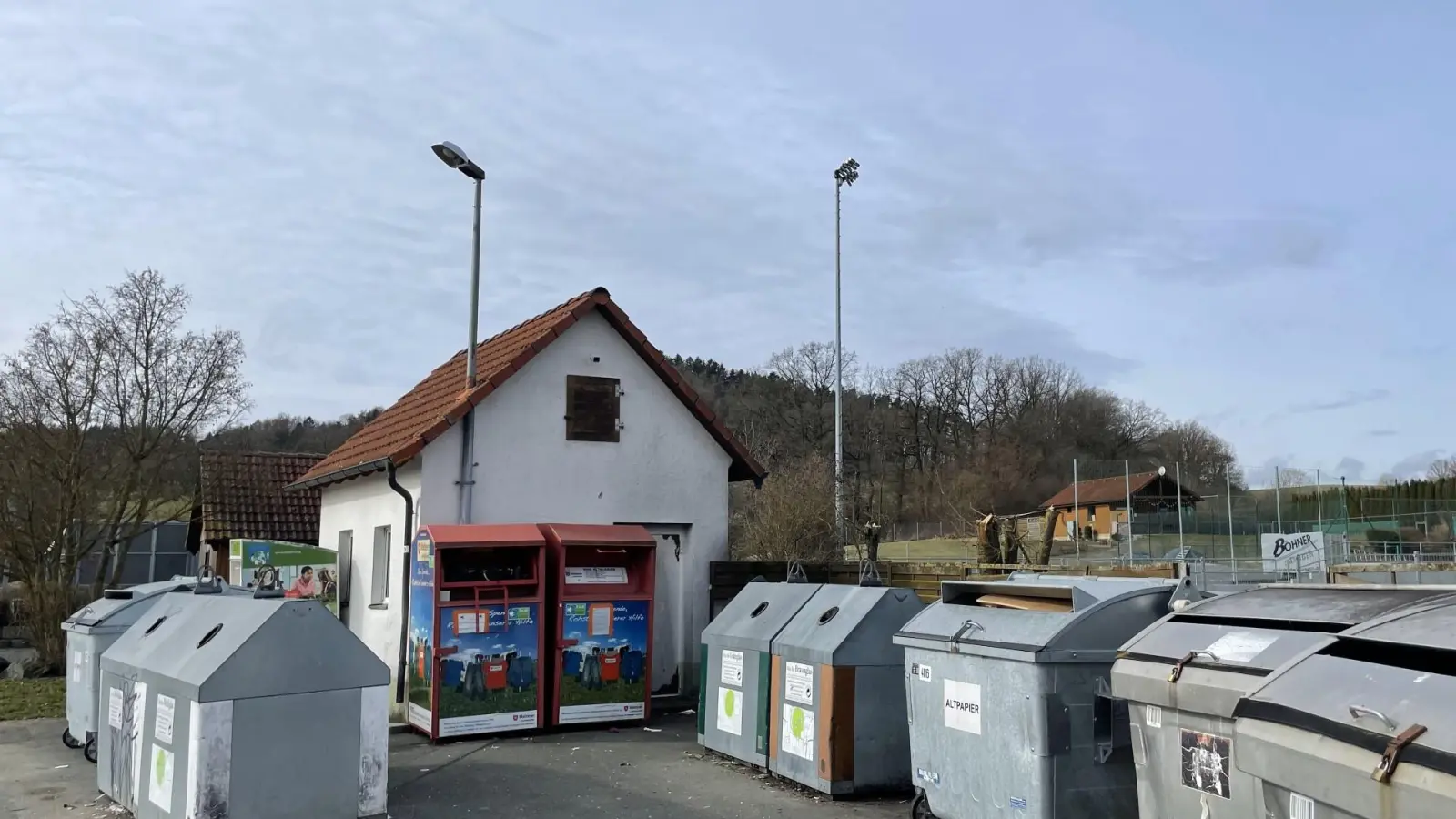 Kaum zu erkennen, aber sie ist da. Am Containerplatz in Mistelgau läuft die Kamera. <br><br>  (Foto: Horst Mayer)