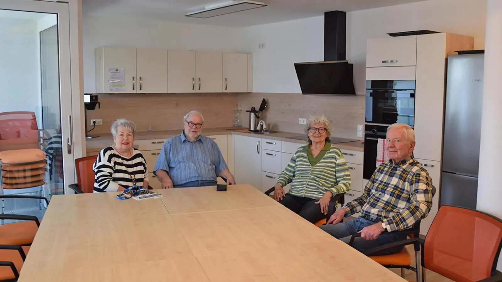 Großer WG-Tisch für 13 Bewohner. Von links: Karoline Gast, LeNa-Vorstand Harald Meier, Herma Kragler und Günther Bergmann. (Foto: jle)