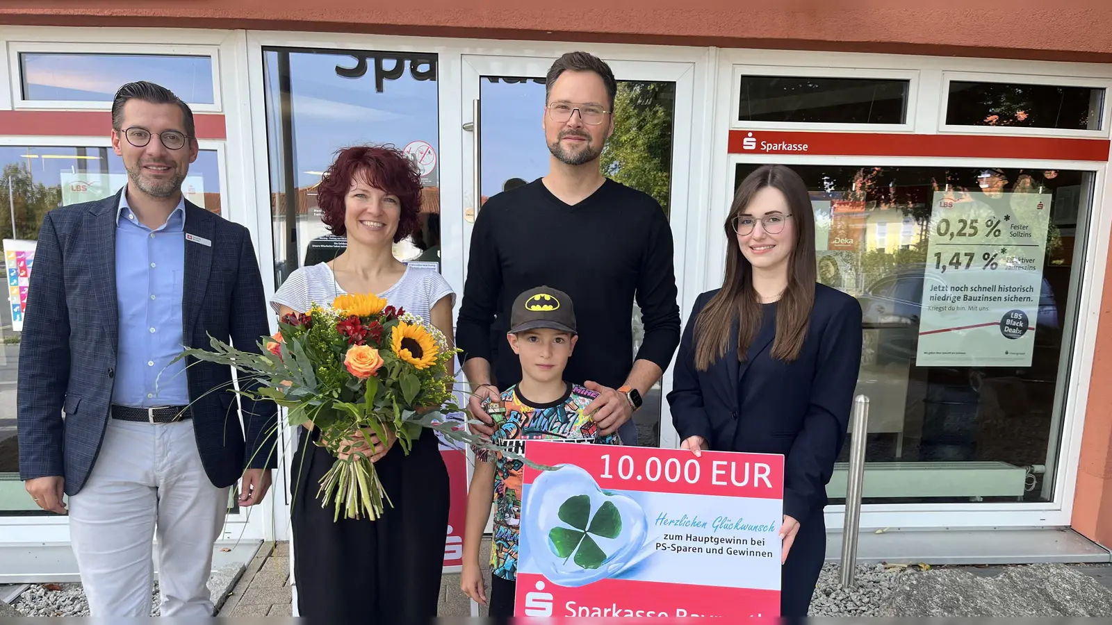 V.l.: Dominik Benker, Sparkasse Bayreuth, Regionaldirektor; Eheleute Sandra und Martin Seifert mit Sohn sowie Janine Roth, Finanzberaterin der Sparkassen-Geschäftsstelle Eckersdorf  (Foto: red )