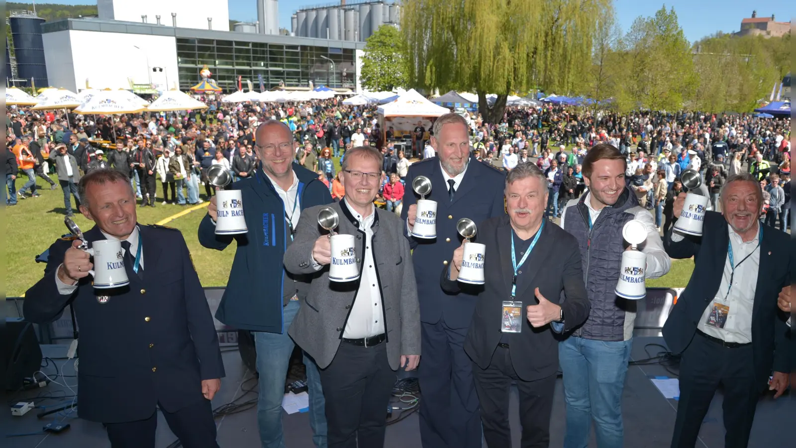 Armin Schmelzer (Polizeipräsident Oberfranken), Christoph Ahlborn (Vorstandssprecher Kulmbacher Brauerei AG), Dr. Ralf Hartnack (künftiger Oberbürgermeister Kulmbach), Steffen Küpper (Bayerisches Innenministerium), Klaus Peter Söllner (Landrat Kulmbach), Jonas Gleich (künftiger Landrat Kulmbach) und Siegfried Winter (Landesverband Bayerischer Fahrlehrer e.V.).  (Foto: Polizei Oberfranken)