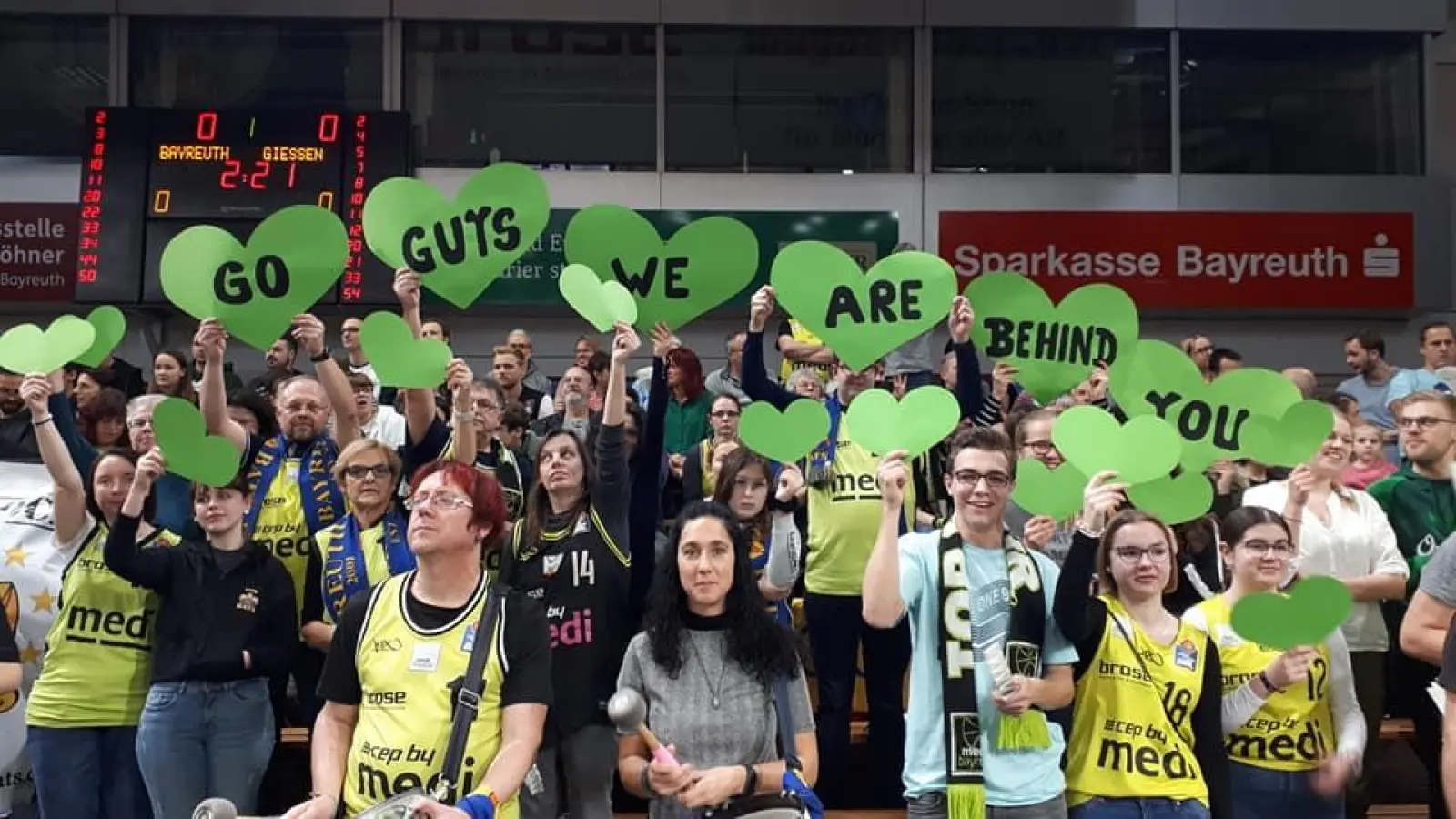 „We are behind you“: Die Bayreuth Bats unterstützen natürlich die Basketballer von medi bayreuth. (Foto: Bayreuth Bats)