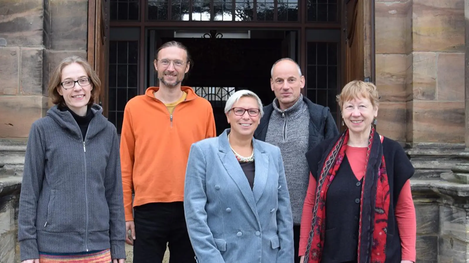 Das Kirchenteam der Gemeinde St. Georgen. V.l.n.r.: Pfarrerin Stefanie Kögel, Pfarrer Otto Guggemos, Diakonin Eva Ernst, Kirchenmusiker Michael Lippert, Pfarrerin Irene Mildenberger. (Foto: Lenkeit)