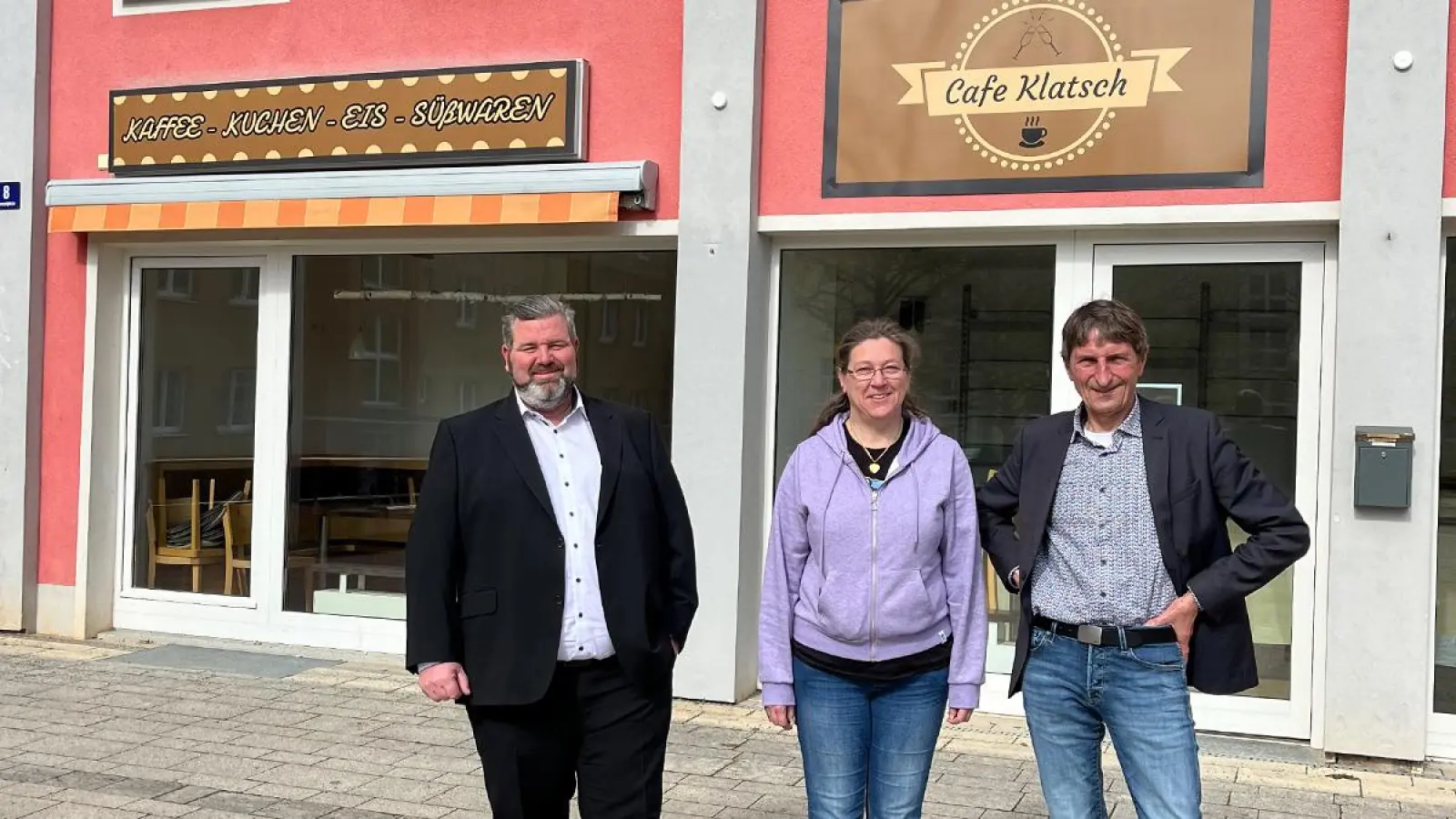Die Wohnungsbaugesellschaft GEWOG führt das Café Klatsch am Menzelplatz weiter. Von links: Geschäftsführer Jürgen Kastner, Café-Leiterin Susanne Porsch und Geschäftsführer Uwe Prokscha. (Foto: GEWOG Bayreuth)