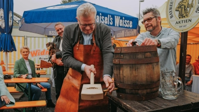 Oberbürgermeister Thomas Ebersberger beim Bieranstich am Samstag. (Foto: Ochsenfoto.de)