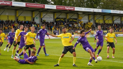 Ähnlich eng wie im Hinspiel (Bild) wird es sicher auch beim Rückspiel der Altstadt bei Schwaben Augsburg am Samstag im Rosenaustadion zugehen. (Foto: Archiv/sd)
