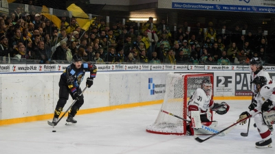 Die finanziellen Folgen der fristlosen Kündigung des letztjährigen onesto Tigers-Kapitäns Moritz Israel (links, an der Scheibe hier im Heimspiel gegen die Passau Black Hawks) sind nach wie vor ungeklärt und hemmen die Finalisierung der Kaderplanung. (Foto: Archiv/sd)