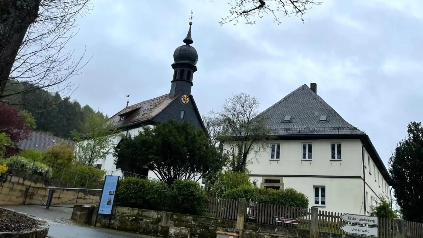 Soll ein barrierefreies Gebäude werden: das Pfarrhaus in Mengersdorf unterhalb der Kirche (Foto: Horst Mayer)