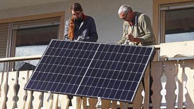 Monteure montieren ein Photovoltaik-Modul. (Symbolbild: Montage/vfm-Gruppe)