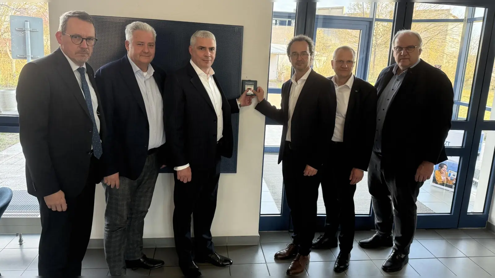 Die Spitzen der drei oberfränkischen Wirtschaftskammern fordern Vorfahrt für die Wirtschaft - jetzt. V.l: Hauptgeschäftsführer IHK für Oberfranken Bayreuth Wolfram Brehm, Präsident Handwerkskammer für Oberfranken Matthias Graßmann, Präsident IHK für Oberfranken Bayreuth Dr. Michael Waasner, Präsident IHK zu Coburg Dr. Andreas Engel, Hauptgeschäftsführer IHK zu Coburg Siegmar Schnabel, Hauptgeschäftsführer Handwerkskammer für Oberfranken Reinhard Bauer. (Foto: IKH von Oberfranken)