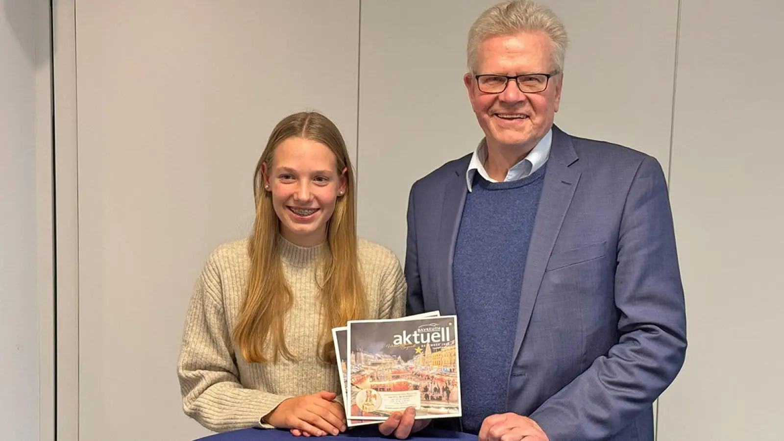 Das Bayreuther Christkind Anna Leykauf (16) bei ihrer Vorstellung mit Oberbürgermeister Thomas Ebersberger. (Foto: Hoffmann)