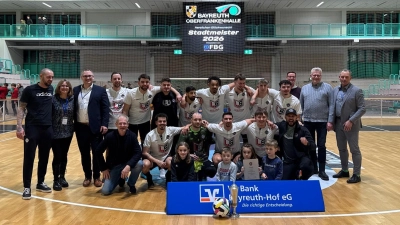 Der FC Bayreuth wurde als Sieger der Hallenfußball-Stadtmeisterschaft der Herren 2026 durch OB Thomas Ebersberger (zweiter von rechts), dritten Bürgermeister Stefan Schuh (dritter von links) und Sportamtsleiter Christian Möckel (rechts) geehrt. (Foto: sd)