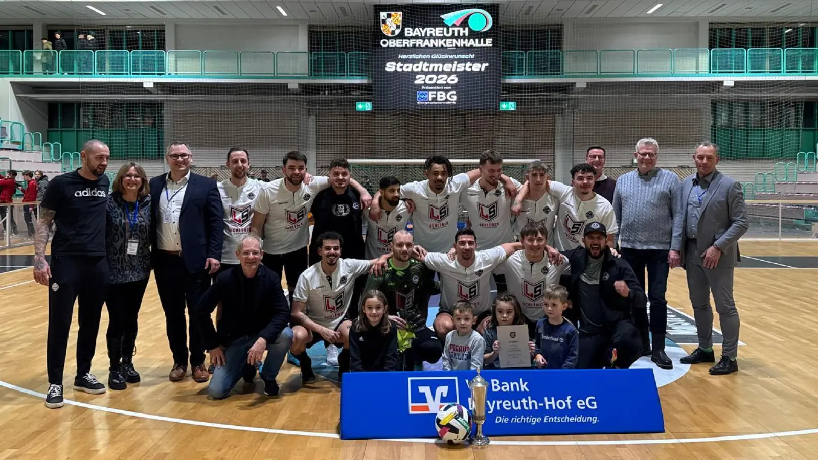 Der FC Bayreuth wurde als Sieger der Hallenfußball-Stadtmeisterschaft der Herren 2026 durch OB Thomas Ebersberger (zweiter von rechts), dritten Bürgermeister Stefan Schuh (dritter von links) und Sportamtsleiter Christian Möckel (rechts) geehrt. (Foto: sd)
