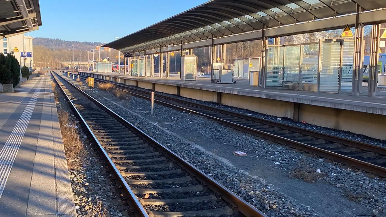Größtenteils verwaiste Gleise an Mittwochnacht: Der Hauptbahnhof in Bayreuth. (Foto: jle)