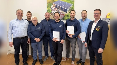 V.l.: Manuel Friedrich, Präsident der DLRG Bayern, Prof. Dr. Stefan Linsler, Landesverbandsarzt, Günther Kolb, Ehrenpräsident DLRG Bayern, die geehrten Steffen Bayer, Marco Linhardt, Philipp Schmidt, Marco Besser und Thomas Schmid, Vorsitzender DLRG Bayreuth.  (Foto: red )