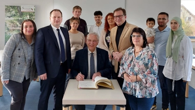 Innenminister Joachim Herrmann trug sich auch ins Goldene Buch der Gemeinde Speichersdorf ein. Mit auf dem Foto unter anderem Bürgermeister Christian Porsch (links daneben) und MdL Franc Dierl (rechts daneben).  (Foto: red)