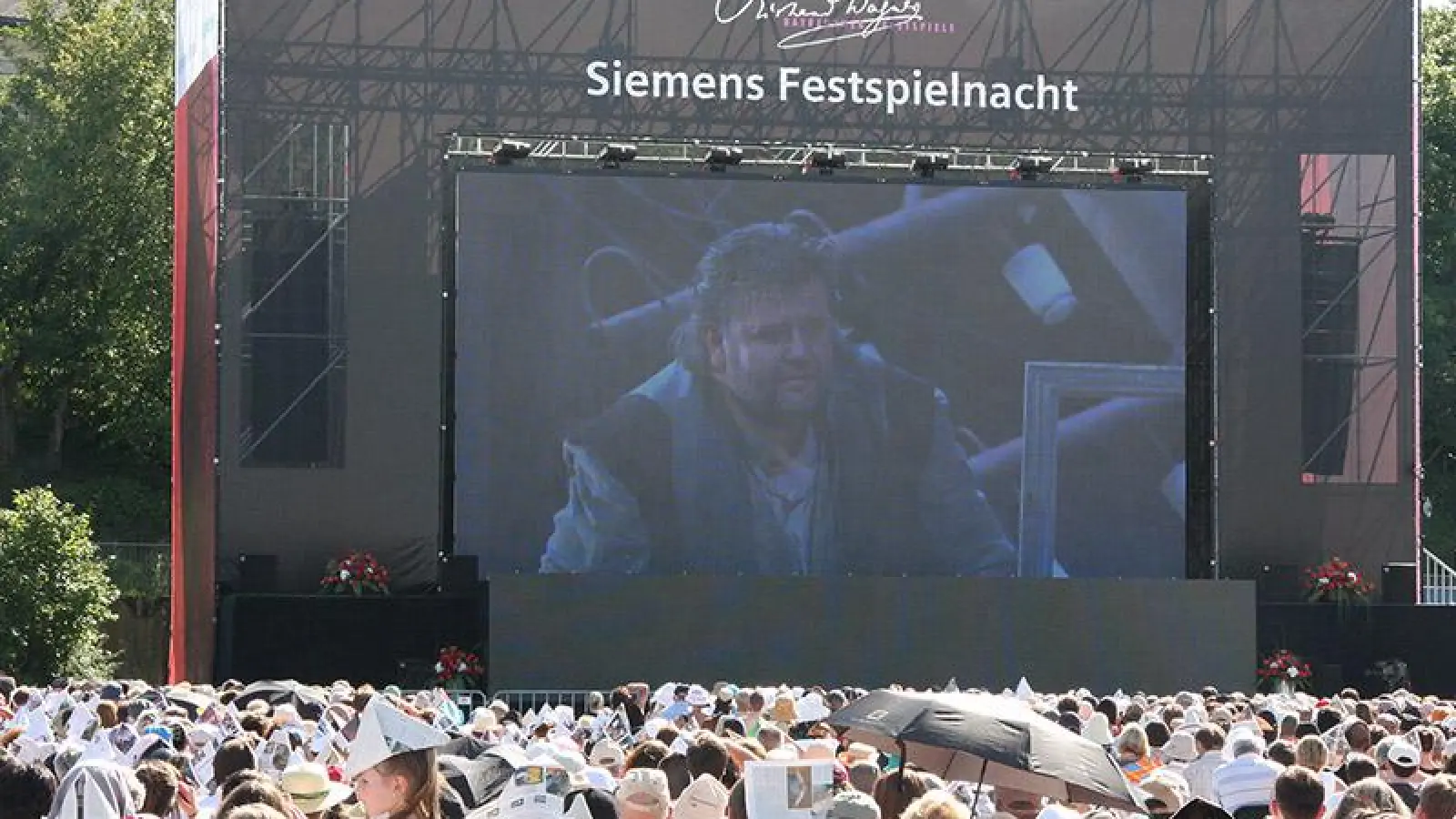 Klassik auf dem Volksfestplatz: Im Rahmen der Siemens Festspielnacht kamen zwischen 2009 bis 2011 mehr als  100.000 Menschen auf den Volksfestplatz, um sich Wagner-Opern  live aus dem Festspielhaus auf einer Großleinwand  anzusehen.  Ab 21. Mai 2020 ist der Platz für Cineasten reserviert. (Foto: Gerd-Rainer Müller)