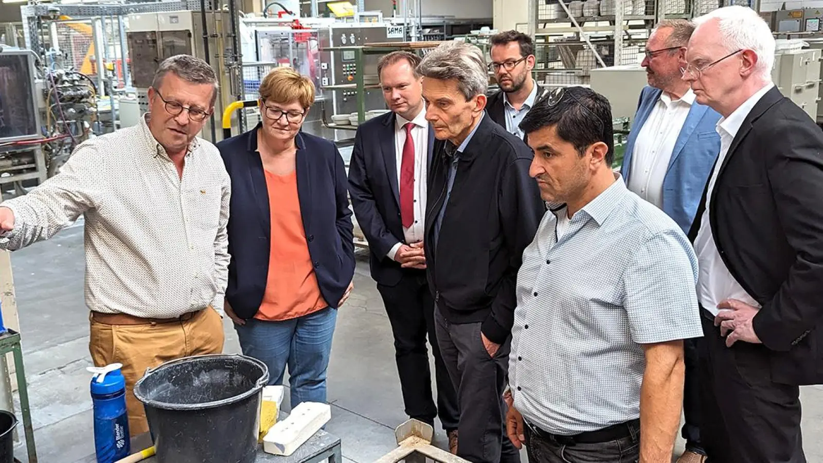 Bei Rosenthal in Speichersdorf: SPD-Vertreter aus Bund und Region vor Ort. (Foto: red)