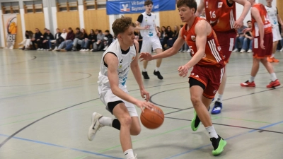 Teamkapitän Liam Holländer (am Ball) war mit sensationellen 42 Punkten Bayreuther Topscorer gegen die Bayern. (Foto: BBC Bayreuth/Sebastian Walter)