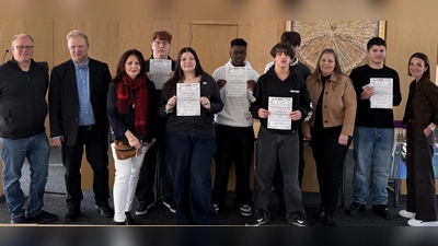 Verantwortliche sowie Teilnehmende des Englisch-Lesewettbewerbs 2026 der 8. Mittelschulklassen. Gewonnen hat am Ende Daniil Littig (4. von links) aus Speichersdorf. Auch Wesley Oguamhenlu (Bayreuth, Bildmitte) hat sich mit seinem zweiten Platz für das Bezirksfinale qualifiziert. (Foto: Landratsamt Bayreuth)