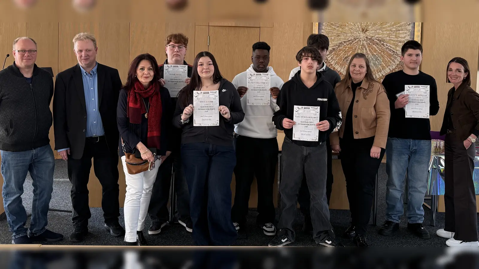 Verantwortliche sowie Teilnehmende des Englisch-Lesewettbewerbs 2026 der 8. Mittelschulklassen. Gewonnen hat am Ende Daniil Littig (4. von links) aus Speichersdorf. Auch Wesley Oguamhenlu (Bayreuth, Bildmitte) hat sich mit seinem zweiten Platz für das Bezirksfinale qualifiziert. (Foto: Landratsamt Bayreuth)