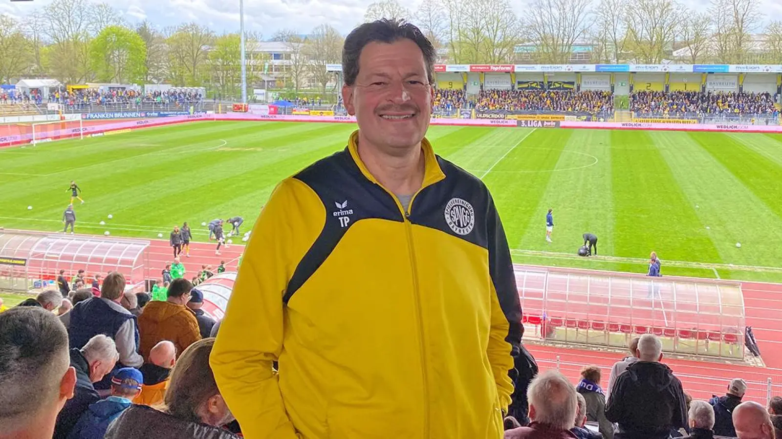 SpVgg Bayreuth-Fan: Groundhopper Thomas Preis beim Heimspiel gegen den MSV Duisburg. (Foto: Lenkeit)