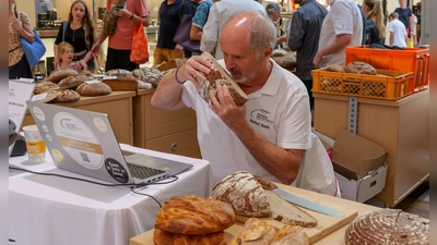 Insgesamt sieben handwerkliche Bäckereibetriebe präsentierten rund 60 Brote und stellten sich dem fachkundigen Urteil von Brot-Sommelier Manfred Stiefel. (Foto: sd)