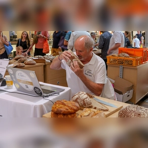 Insgesamt sieben handwerkliche Bäckereibetriebe präsentierten rund 60 Brote und stellten sich dem fachkundigen Urteil von Brot-Sommelier Manfred Stiefel. (Foto: sd)