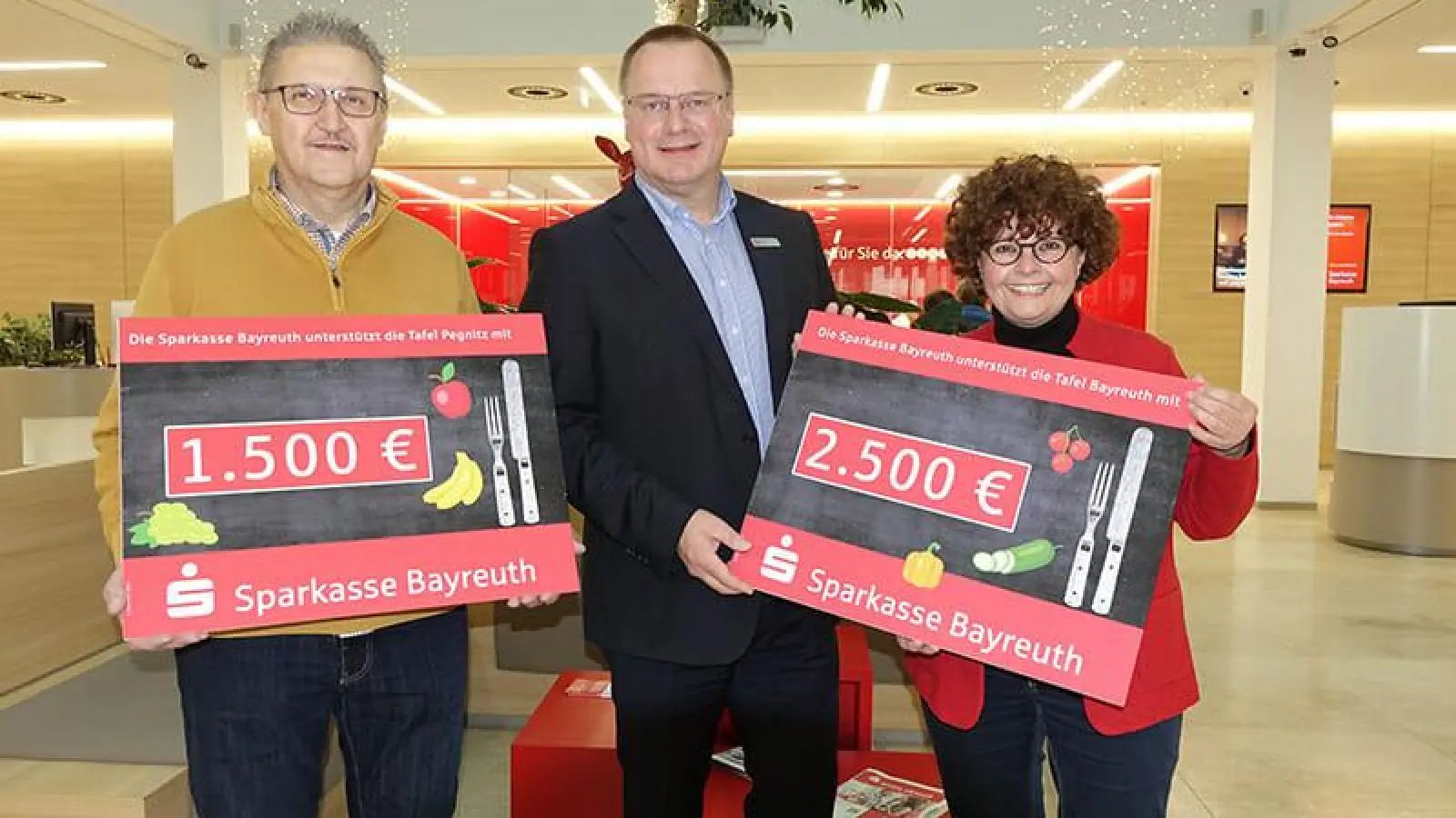 Vorstandsvorsitzender Wolfram Münch übergibt 4.000 € an die Tafeln Bayreuth und Pegnitz. (Foto: red)